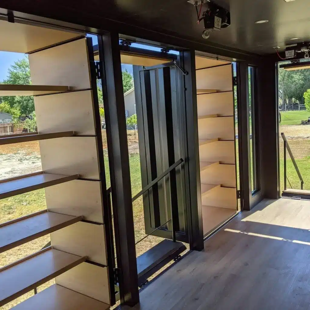 Custom 20ft Shipping Shopping Container on Wheels - Image 3